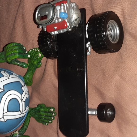 Rat Fink Figurine with  Motorized Skateboard - Picture 5 of 9